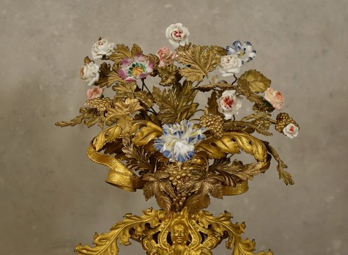 Pendule orientaliste à décor de turqueries et fleurs de porcelaine - Louis-Philippe