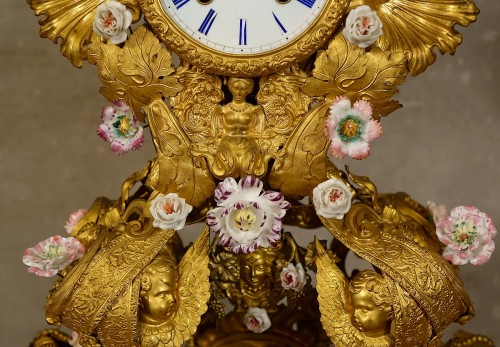 Antiquités - Pendule orientaliste à décor de turqueries et fleurs de porcelaine