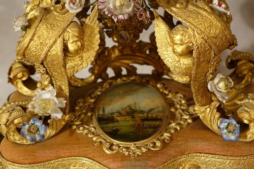 Antiquités - Pendule orientaliste à décor de turqueries et fleurs de porcelaine