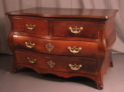 Mobilier Commode - Commode malouine XVIIIe en acajou de Cuba