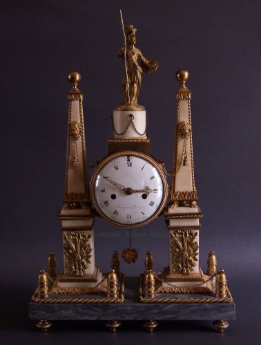 Pendule à portique Louis XVI aux obélisques signée Roque à Paris