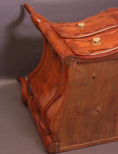 XVIIIe siècle - Commode Louis XV en sauteuse