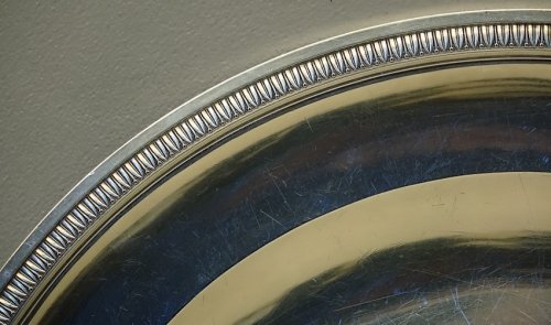Important plat circulaire en argent massif d'époque Restauration - Argenterie et Orfèvrerie Style Restauration - Charles X