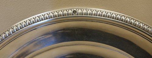 Plat circulaire en argent massif d'époque Restauration - Argenterie et Arts de la table Style Restauration - Charles X