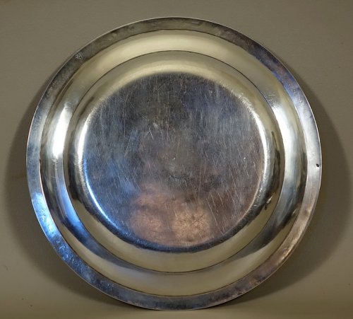 XIXe siècle - Plat circulaire en argent massif d'époque Restauration