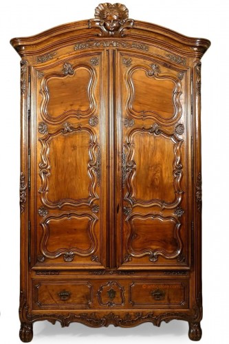 Armoire de château XVIIIe au mascaron et griffes de lion