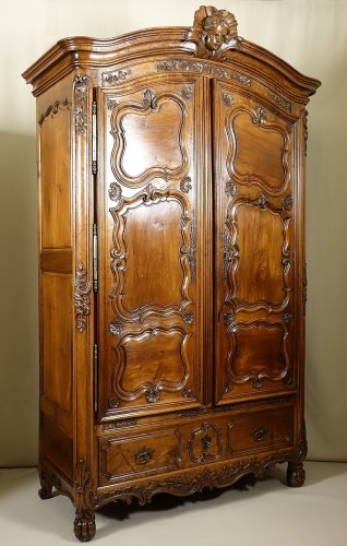 Armoire de château XVIIIe au mascaron et griffes de lion - Mobilier Style Louis XV