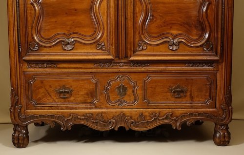 Armoire de château XVIIIe au mascaron et griffes de lion - Louis XV