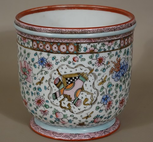 Cache-pot aux chinois en porcelaine de Bayeux - Antiquités Philippe Glédel