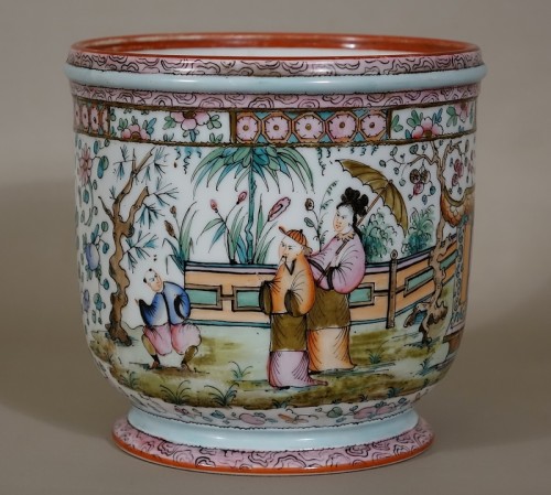 Cache-pot aux chinois en porcelaine de Bayeux - Louis-Philippe