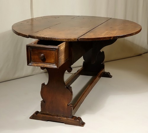 Table ovale en noyer - Toscane fin XVIe début XVIIe - Mobilier Style Louis XIII