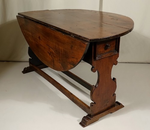 XVIIe siècle - Table ovale en noyer - Toscane fin XVIe début XVIIe