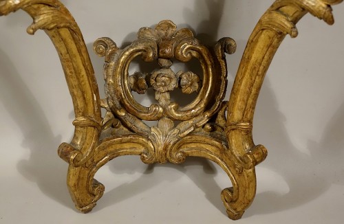 XVIIIe siècle - Console en bois doré d'époque Louis XV