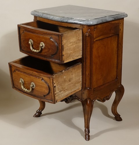 Petite commode d'entre-deux provençale en noyer 18e - Antiquités Philippe Glédel