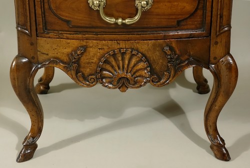 18th century - Small curved front commode &quot;d&#039;entre-deux&quot;