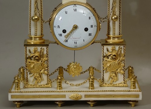 Pendule portique Louis XVI de Cronier - Antiquités Philippe Glédel