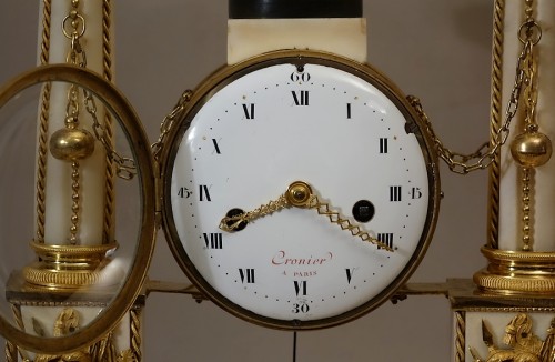 XVIIIe siècle - Pendule portique Louis XVI de Cronier