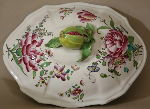 Louis XV - A mid 18th century Faience Terrine of Sceaux