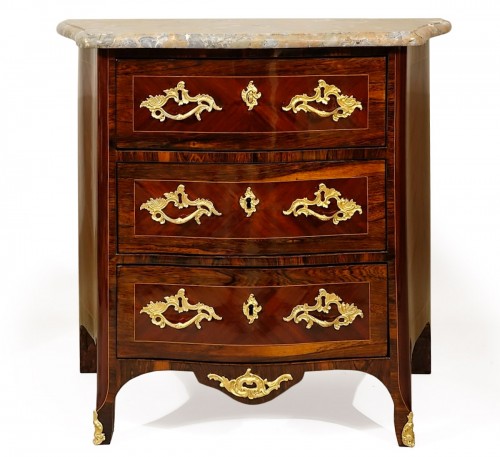 Petite commode d'époque Louis XV estampillée Guillaume Kemp