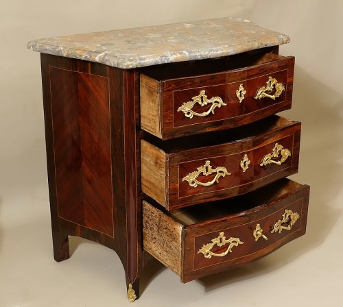 Antiquités - Petite commode d'époque Louis XV estampillée Guillaume Kemp