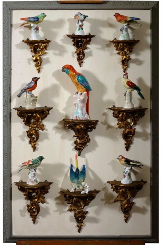 Collection d'oiseaux en porcelaine sur consoles en bois doré