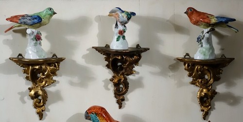Collection d'oiseaux en porcelaine sur consoles en bois doré - Céramiques, Porcelaines Style 