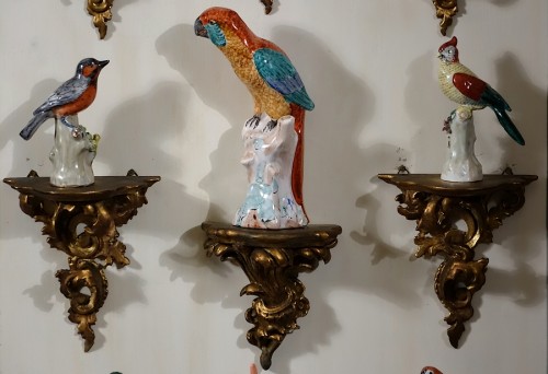 Céramiques, Porcelaines  - Collection d'oiseaux en porcelaine sur consoles en bois doré