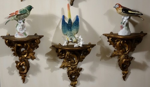 Collection d'oiseaux en porcelaine sur consoles en bois doré - Antiquités Philippe Glédel