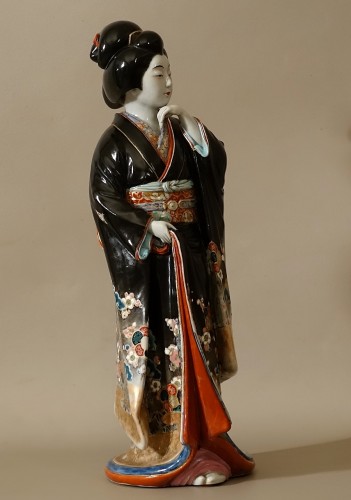XIXe siècle - Importante statuette de Bijin d'époque Meiji - Kutani - Japon