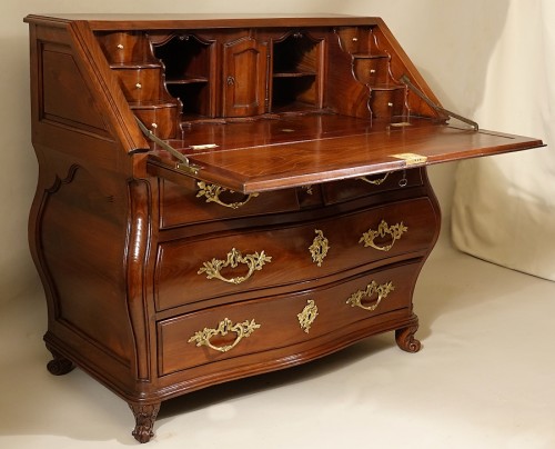 Scriban bordelais en robinier massif XVIIIe - Mobilier Style Louis XV