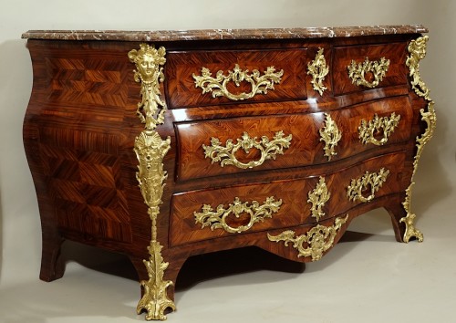 Large commode de château à la Régence estampillée MM - Mobilier Style Régence