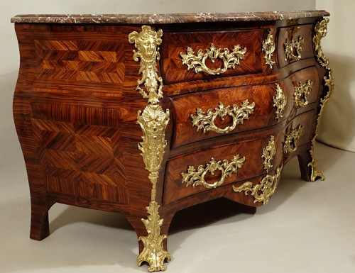 Mobilier Commode - Large commode de château à la Régence estampillée MM