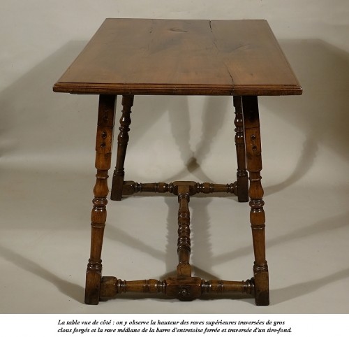 Table de carrosse en noyer massif, Italie XVIIe - Mobilier Style Louis XIII