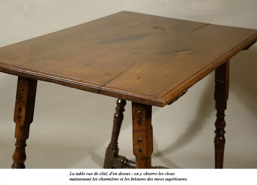 Table de carrosse en noyer massif, Italie XVIIe - Antiquités Philippe Glédel