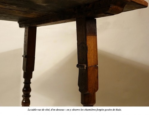 XVIIe siècle - Table de carrosse en noyer massif, Italie XVIIe