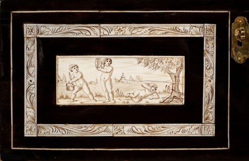 Mobilier Cabinet & Coffre - Coffret Louis XIV en ivoire et ferréol France XVIIe siècle
