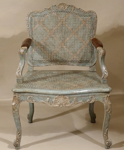 Fauteuil de cabinet en noyer laqué et foncé de canne d’époque Régence - Sièges Style Régence