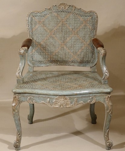 Fauteuil de cabinet en noyer laqué et foncé de canne d’époque Régence - Sièges Style Régence