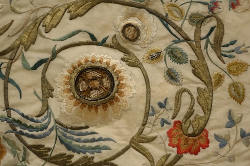 Art sacré, objets religieux  - Cadre reliquaire en soie à cannetilles et broderies de fils d'or Sicile XVIIIe siècle