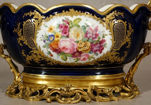 Céramiques, Porcelaines  - Jardinière en porcelaine montée bronze - Époque Napoléon III