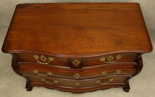 Furniture  - Bordeaux mahogany chest of drawers