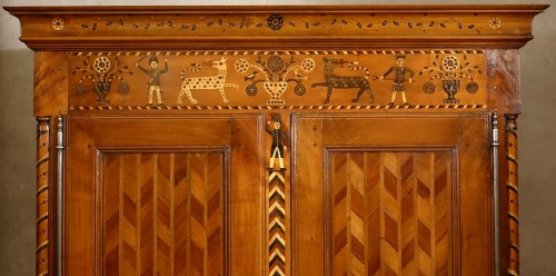 Mobilier Armoire - Armoire aux intarsias anthropomorphes et zoomorphes d'une chasse aux loups