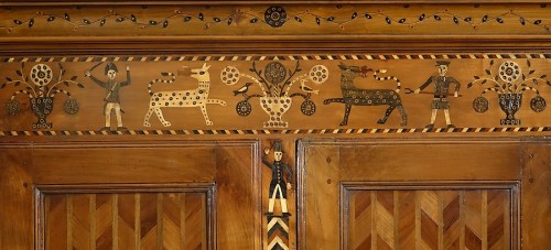 XIXe siècle - Armoire aux intarsias anthropomorphes et zoomorphes d'une chasse aux loups