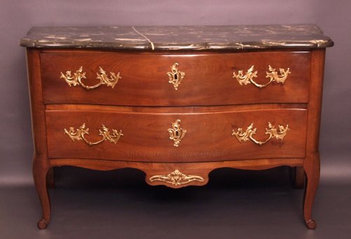 Grande commode d'époque Louis XV en noyer de Jean-François Hache