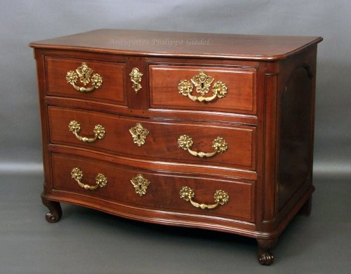 Solid Cuban mahogany curved commode from Bordeaux, XVIIIth century - Furniture Style French Regence