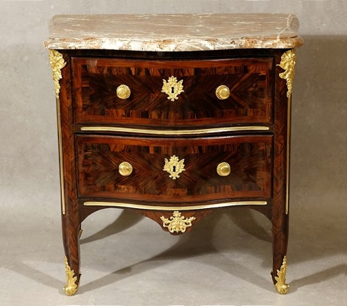 Mobilier Commode - Commode d'entre-deux en sauteuse à la Régence