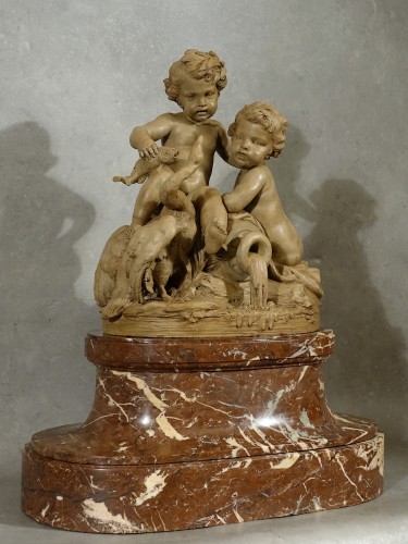 Putti au cygne - Sculpture en terre cuite sur socle en marbre - XIXe - Antiquités Philippe Glédel
