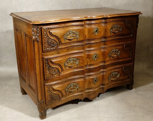 Furniture  - Walnut crossbow chest of drawers - Lyon 18th century