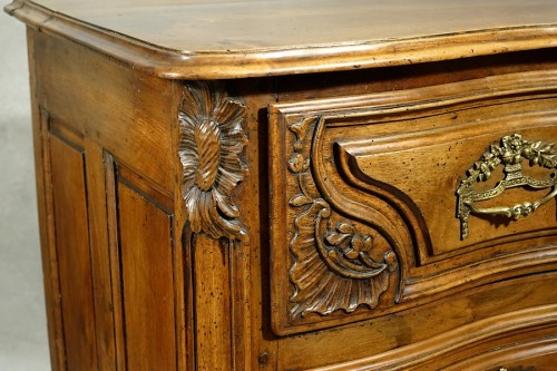 XVIIIe siècle - Commode arbalète en noyer - Lyon XVIIIe