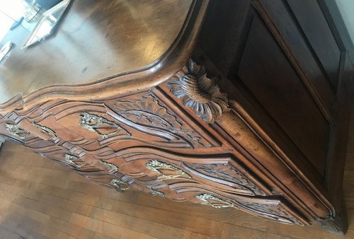 Commode arbalète en noyer - Lyon XVIIIe - Louis XV